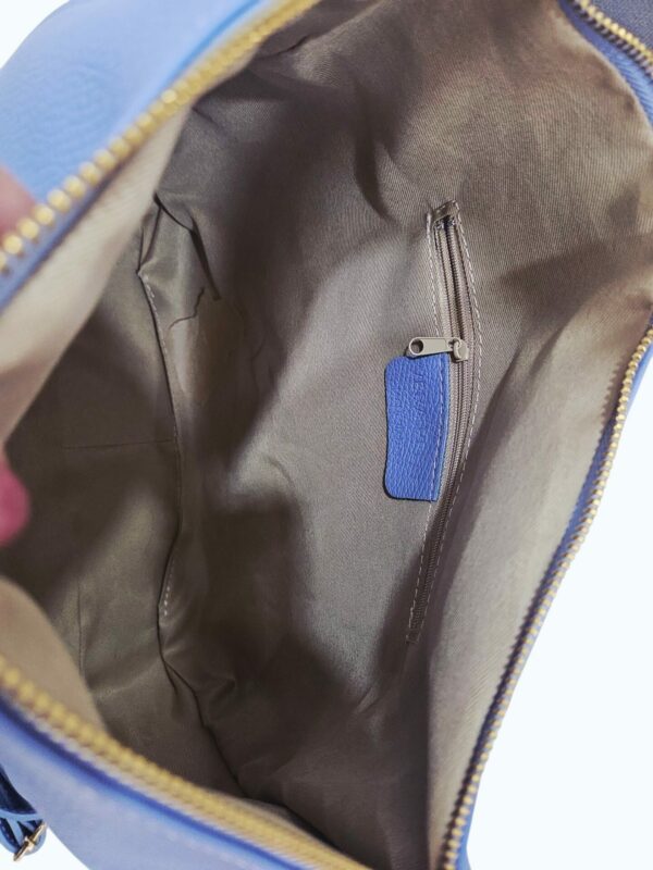 Borsa in vera pelle celeste polvere manico ampio e tracolla interno foderato con scomparti laterali due aperti uno con zip. Chiusura con zip. Made Italy.Misure H29 B9 L30 Spedizione Gratuita