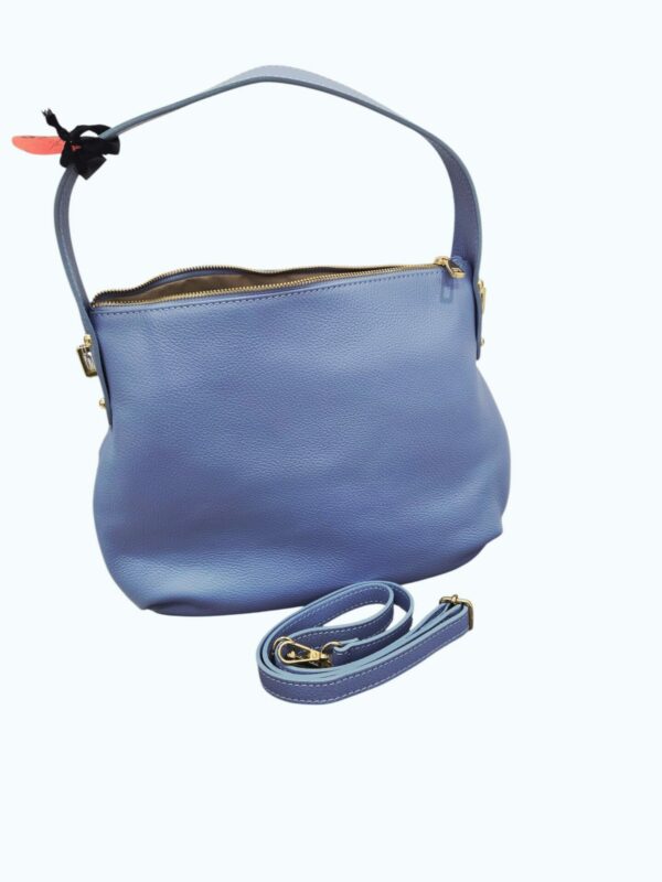 Borsa in vera pelle celeste polvere manico ampio e tracolla interno foderato con scomparti laterali due aperti uno con zip. Chiusura con zip. Made Italy.Misure H29 B9 L30 Spedizione Gratuita