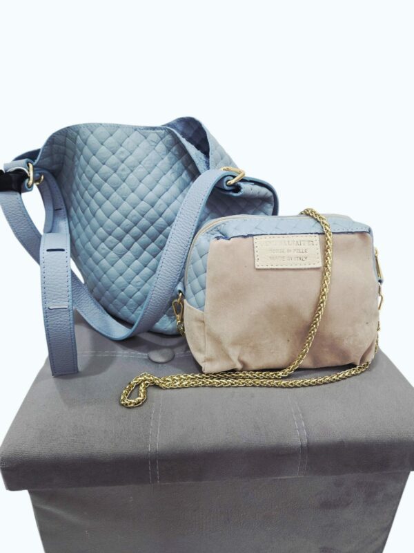Borsa secchiello doppia stampo pelle intrecciata celeste interno nudo in camoscio tasca unica con tracollina in tessuto con catenella dorata.Vera pelle made Italy Misure H25 B19 Spedizione Gratuita