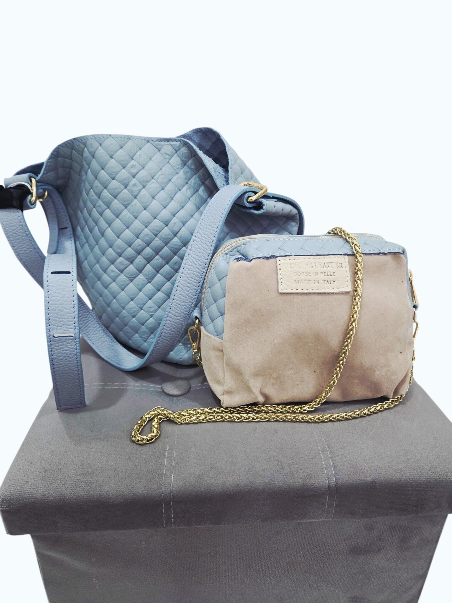 Borsa secchiello doppia stampo pelle intrecciata celeste interno nudo in camoscio tasca unica con tracollina in tessuto con catenella dorata.Vera pelle made Italy Misure H25 B19 Spedizione Gratuita
