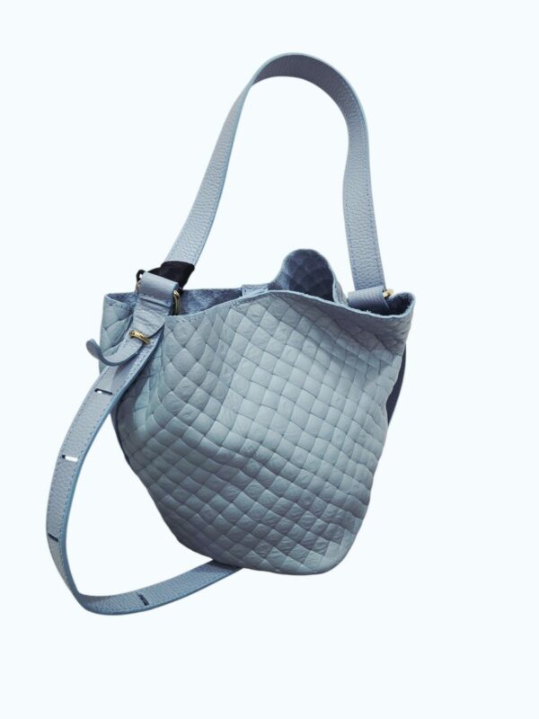Borsa secchiello doppia stampo pelle intrecciata celeste interno nudo in camoscio tasca unica con tracollina in tessuto con catenella dorata.Vera pelle made Italy Misure H25 B19 Spedizione Gratuita