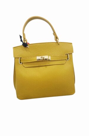 Borsa in vera pelle, modello kelly, in vera pelle made Italy,  interno in pelle scomparto unico con tasca con zip, dotata di tracolla. colore ocra Misure H24 B11 L26 Spedizione Gratuita