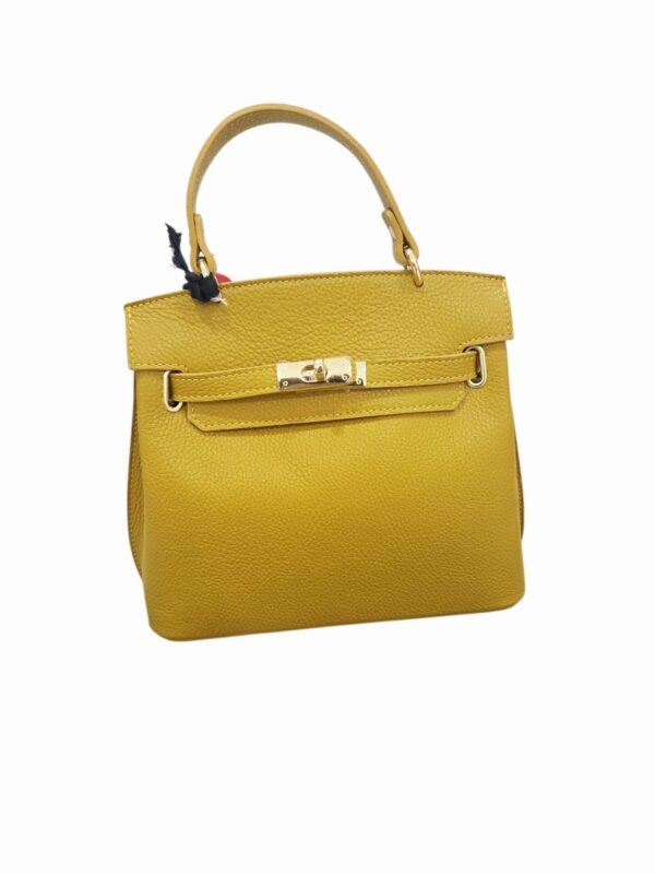Borsa in vera pelle, modello kelly, in vera pelle made Italy,  interno in pelle scomparto unico con tasca con zip, dotata di tracolla. colore ocra Misure H24 B11 L26 Spedizione Gratuita