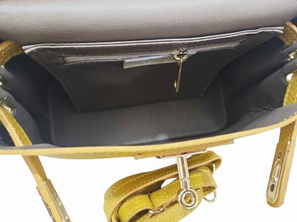 Borsa in vera pelle, modello kelly, in vera pelle made Italy,  interno in pelle scomparto unico con tasca con zip, dotata di tracolla. colore ocra Misure H24 B11 L26 Spedizione Gratuita