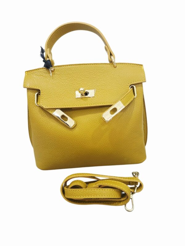 Borsa in vera pelle, modello kelly, in vera pelle made Italy,  interno in pelle scomparto unico con tasca con zip, dotata di tracolla. colore ocra Misure H24 B11 L26 Spedizione Gratuita