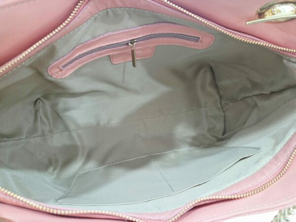 Borsa in vera pelle,made Italy, con impunture doppio manico ampio con catena oro e pelle, interno foderato scomparto unico con tasche laterali. chiusura con zip. colore salmone Misure L 31 B12 H24 Spedizione Gratuita