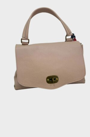 Borsa in vera pelle color cipria,postina, made Italy, dotata di tracolla,interno foderato con 3 scomparti e tasche laterali.Misure L34 B13 H 18 Spedizione Gratuita