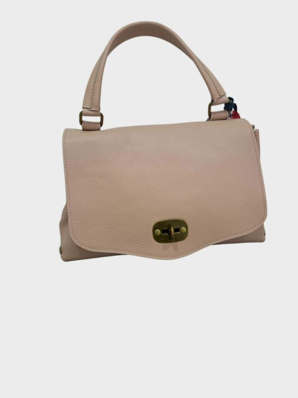 Borsa in vera pelle color cipria,postina, made Italy, dotata di tracolla,interno foderato con 3 scomparti e tasche laterali.Misure L34 B13 H 18 Spedizione Gratuita