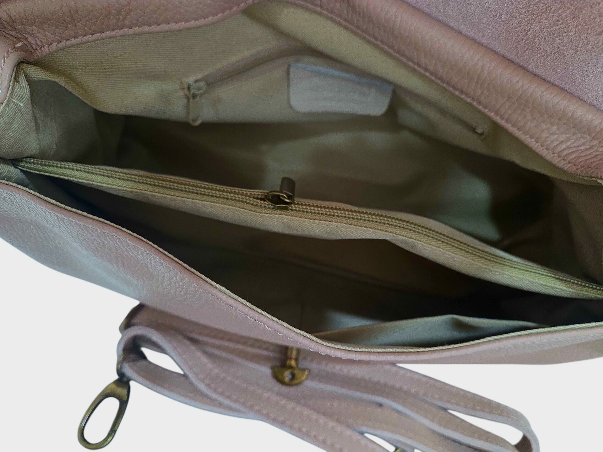 Borsa in vera pelle color cipria,postina, made Italy, dotata di tracolla,interno foderato con 3 scomparti e tasche laterali.Misure L34 B13 H 18 Spedizione Gratuita