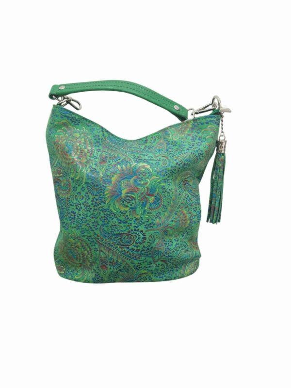 Secchiello in vera pelle stampata ,made Italy, con tracolla tasca con zip esterna. interno foderato con tasca laterale e chiusura con zip. colore verdeMisure H29 B13L 17 Spedizione Gratuita
