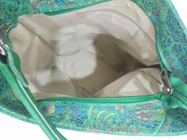 Secchiello in vera pelle stampata ,made Italy, con tracolla tasca con zip esterna. interno foderato con tasca laterale e chiusura con zip. colore verdeMisure H29 B13L 17 Spedizione Gratuita