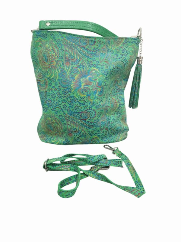Secchiello in vera pelle stampata ,made Italy, con tracolla tasca con zip esterna. interno foderato con tasca laterale e chiusura con zip. colore verdeMisure H29 B13L 17 Spedizione Gratuita