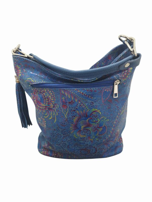 Secchiello in vera pelle stampata ,made Italy, con tracolla tasca con zip esterna. interno foderato con tasca laterale e chiusura con zip. colore bluMisure H29 B13L 17 Spedizione Gratuita