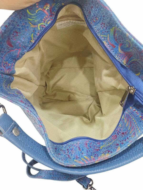 Secchiello in vera pelle stampata ,made Italy, con tracolla tasca con zip esterna. interno foderato con tasca laterale e chiusura con zip. colore bluMisure H29 B13L 17 Spedizione Gratuita