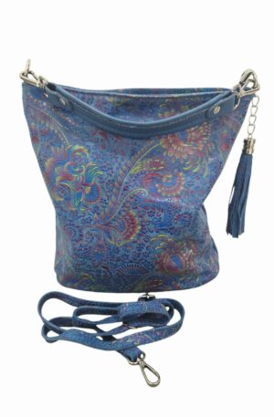 Secchiello in vera pelle stampata ,made Italy, con tracolla tasca con zip esterna. interno foderato con tasca laterale e chiusura con zip. colore bluMisure H29 B13L 17 Spedizione Gratuita