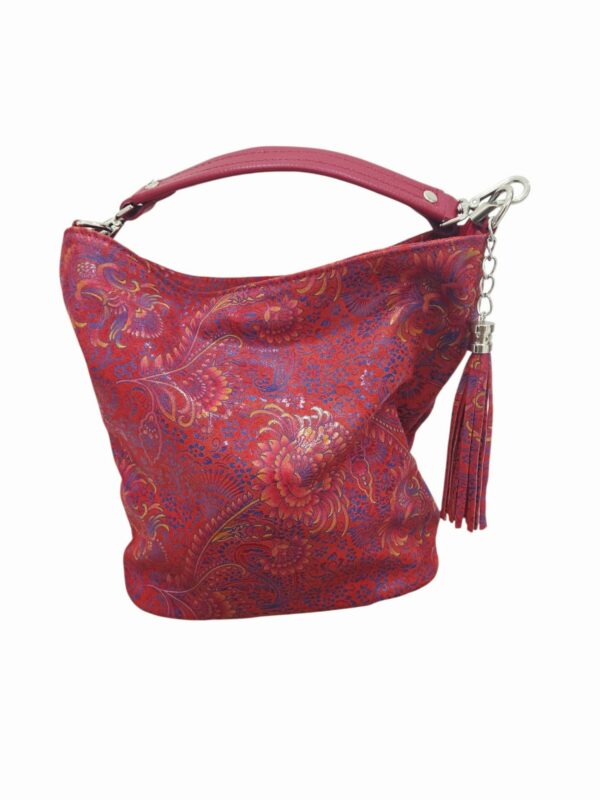 Secchiello in vera pelle stampata ,made Italy, con tracolla tasca con zip esterna. interno foderato con tasca laterale e chiusura con zip. colore rossoMisure H29 B13L 17 Spedizione Gratuita