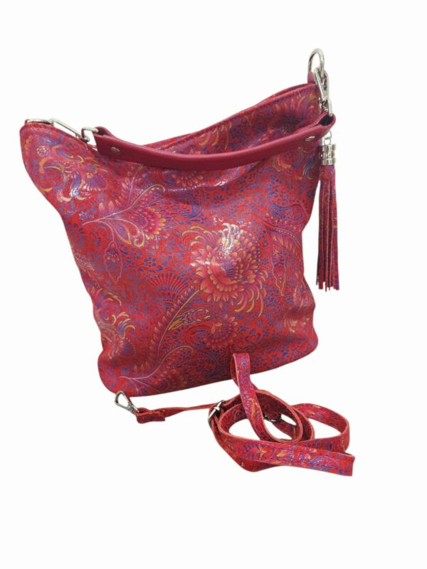 Secchiello in vera pelle stampata ,made Italy, con tracolla tasca con zip esterna. interno foderato con tasca laterale e chiusura con zip. colore rossoMisure H29 B13L 17 Spedizione Gratuita