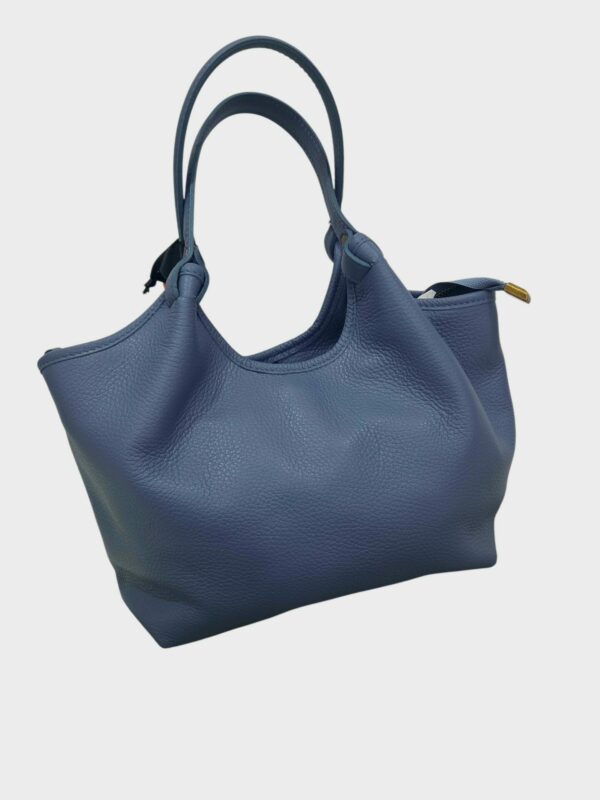 Borsa in vera pelle color jeans, made Italy,  interno foderato con 3 scomparti interni e tasche laterali. Apertura con zip,dotata di tracolla. Misure L 28 B15 H 20 Spedizione Gratuita