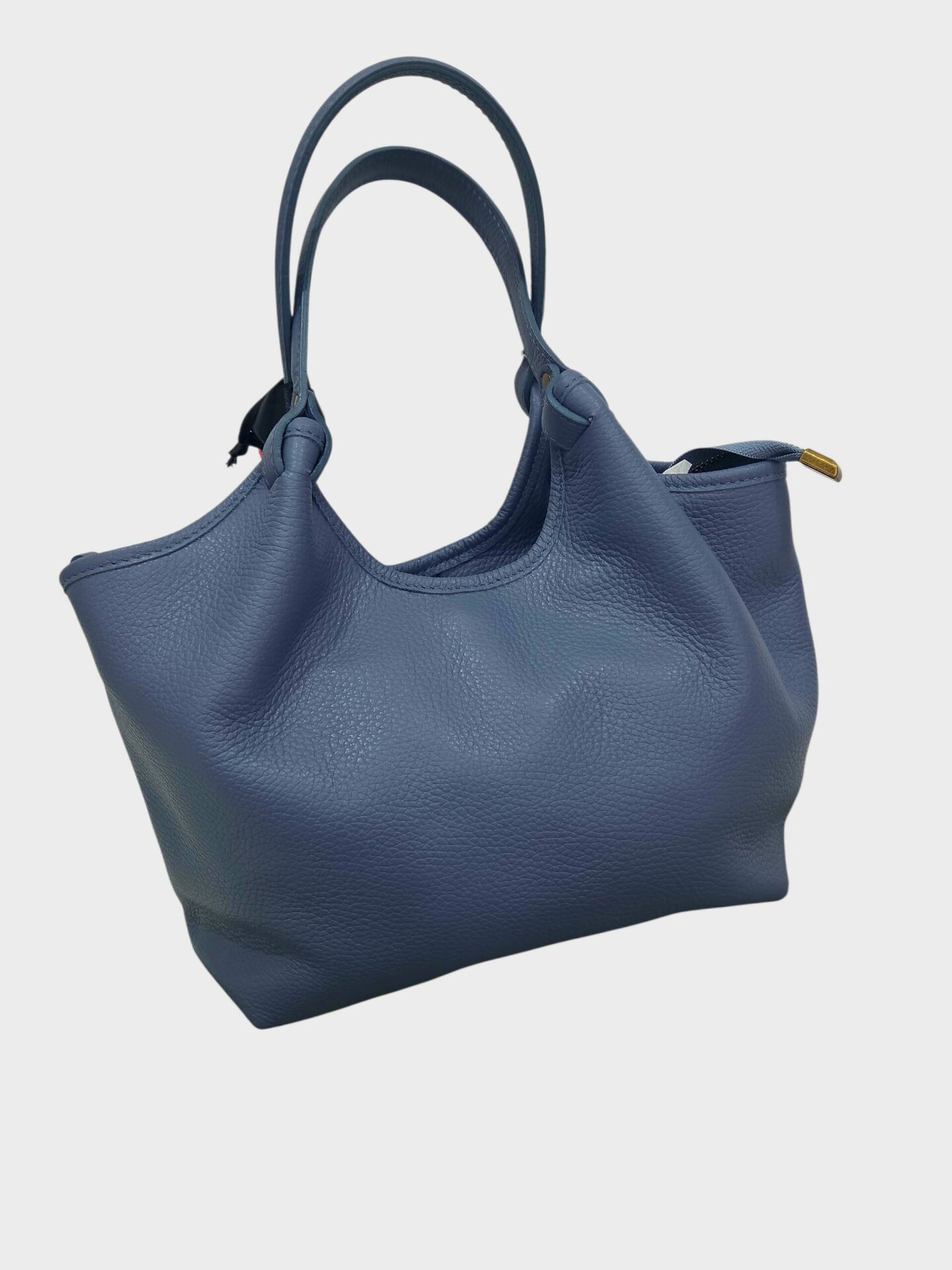 Borsa in vera pelle color jeans, made Italy,  interno foderato con 3 scomparti interni e tasche laterali. Apertura con zip,dotata di tracolla. Misure L 28 B15 H 20 Spedizione Gratuita
