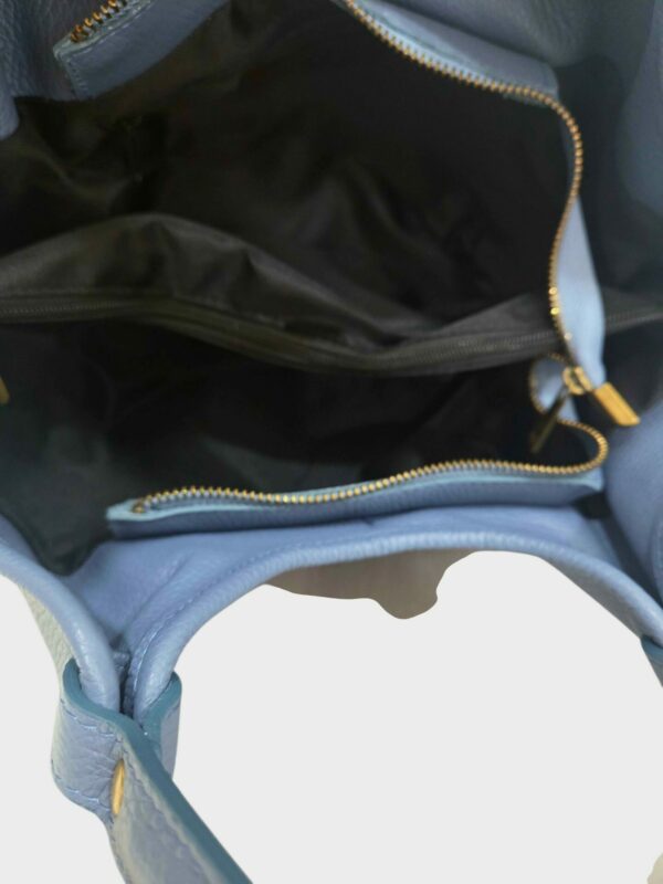 Borsa in vera pelle color jeans, made Italy,  interno foderato con 3 scomparti interni e tasche laterali. Apertura con zip,dotata di tracolla. Misure L 28 B15 H 20 Spedizione Gratuita