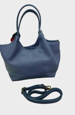 Borsa in vera pelle color jeans, made Italy,  interno foderato con 3 scomparti interni e tasche laterali. Apertura con zip,dotata di tracolla. Misure L 28 B15 H 20 Spedizione Gratuita