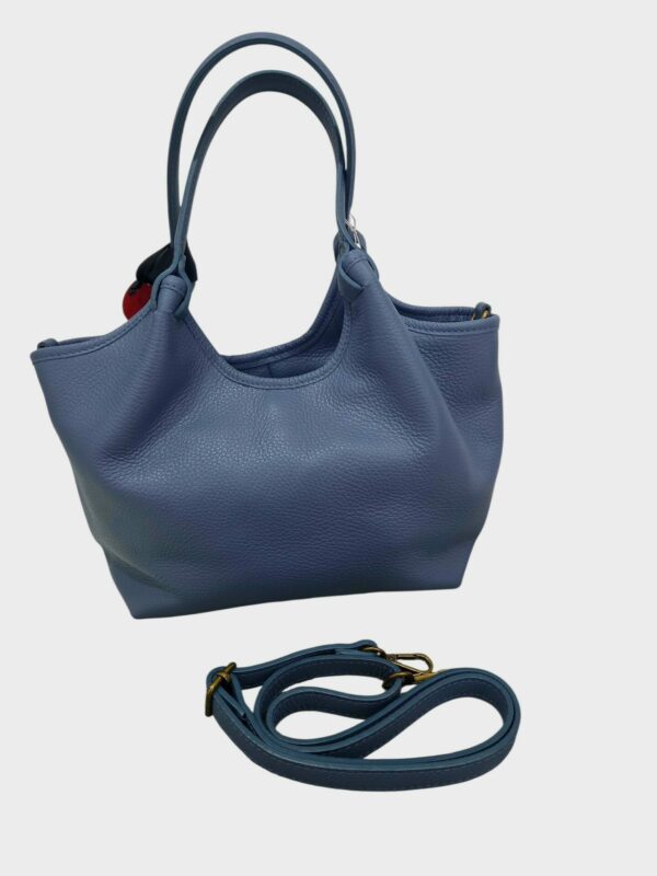 Borsa in vera pelle color jeans, made Italy,  interno foderato con 3 scomparti interni e tasche laterali. Apertura con zip,dotata di tracolla. Misure L 28 B15 H 20 Spedizione Gratuita