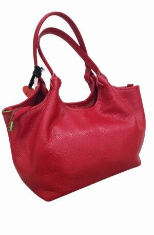 Borsa in vera pelle rossa, made Italy,  interno foderato con 3 scomparti interni e tasche laterali. Apertura con zip,dotata di tracolla. Misure L 28 B15 H 20 Spedizione Gratuita