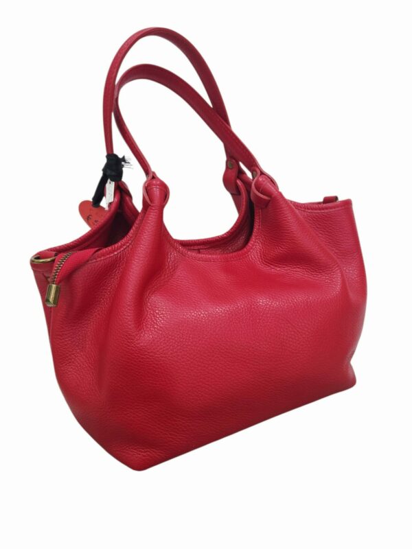 Borsa in vera pelle rossa, made Italy,  interno foderato con 3 scomparti interni e tasche laterali. Apertura con zip,dotata di tracolla. Misure L 28 B15 H 20 Spedizione Gratuita