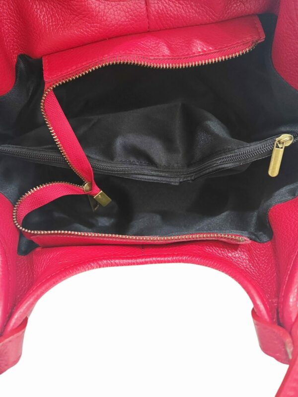 Borsa in vera pelle rossa, made Italy,  interno foderato con 3 scomparti interni e tasche laterali. Apertura con zip,dotata di tracolla. Misure L 28 B15 H 20 Spedizione Gratuita