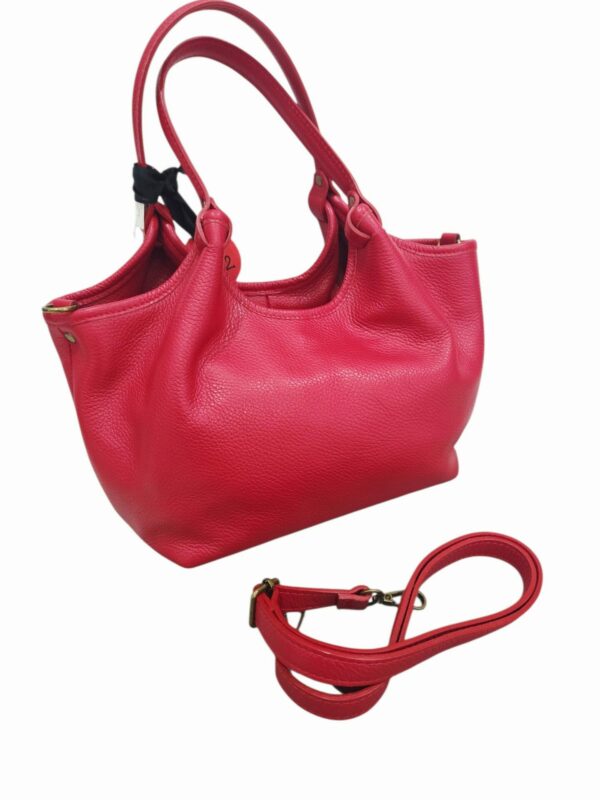 Borsa in vera pelle rossa, made Italy,  interno foderato con 3 scomparti interni e tasche laterali. Apertura con zip,dotata di tracolla. Misure L 28 B15 H 20 Spedizione Gratuita