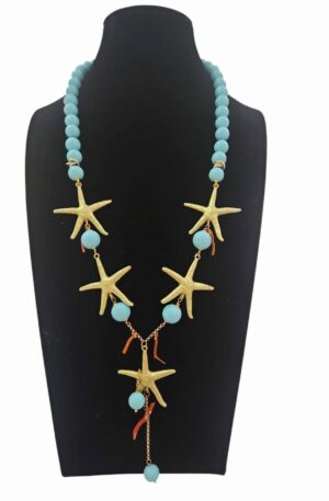Collana realizzata artigianalmente con pasta di turchese, rametti di corallo e stelle in ottone dorate.lunghezza 59cmlunghezza ciondolo 9 cm Spedizione Gratuita