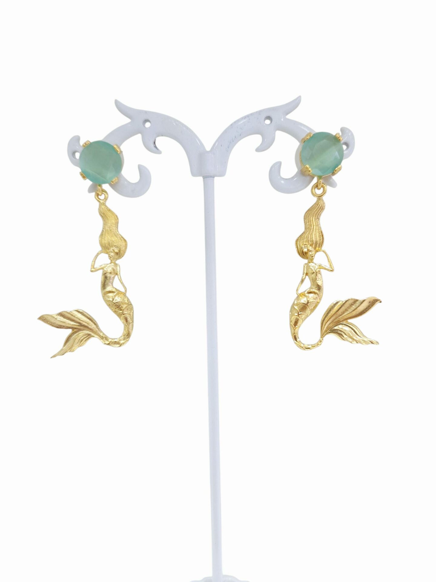 Orecchini  realizzati con sirena in ottone e pernonocchio di gatto verde acqua. 
lunghezza 4cm
peso 5gr Spedizione Gratuita