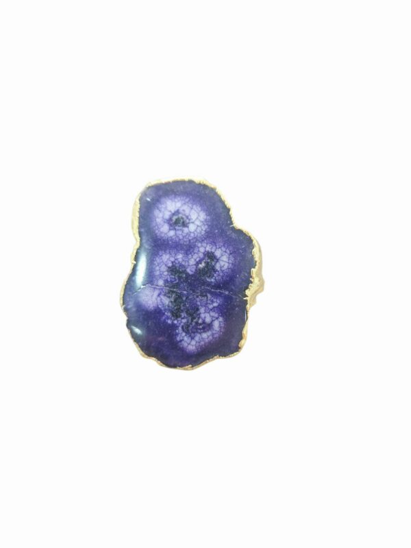 Anello regolabile realizzato con geode viola circondata da ottone
grandezza 4cmx 2.5cm Spedizione Gratuita