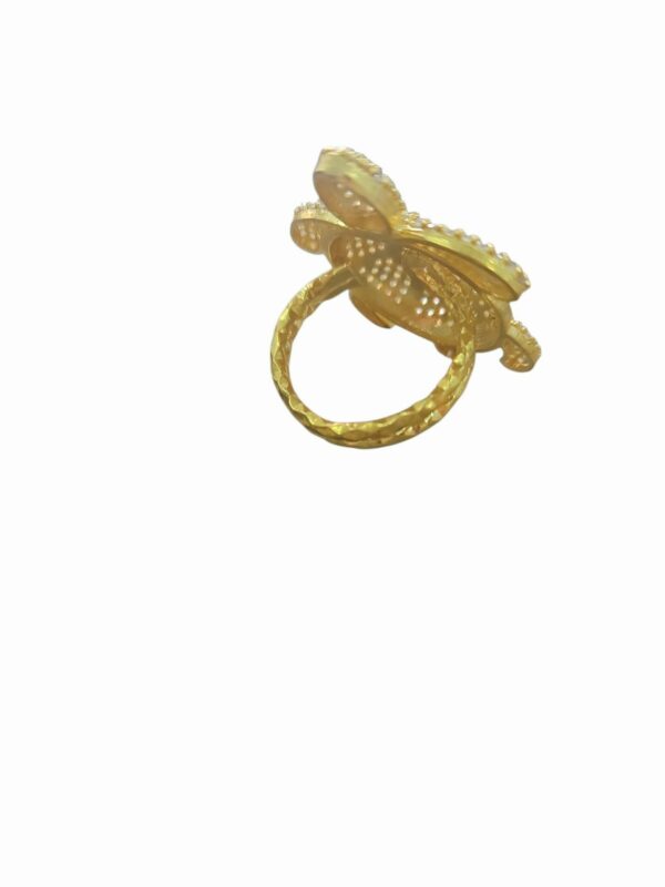 Anello regolabile realizzato con tartaruga in ottone e zirconi bianchi incastonati
grandezza 3cm x 2.5cm Spedizione Gratuita