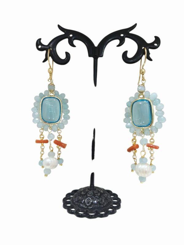 Orecchini realizzati artigianalmente con quarzi acqua marina, occhio di gatto, corallo e perla di fiume.
lunghezza 7.5cm
peso 6.1gr Spedizione Gratuita