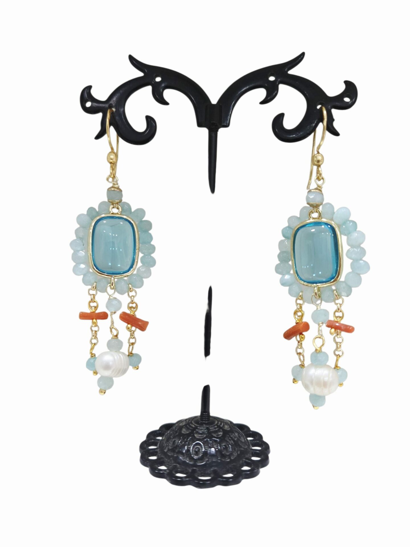 Orecchini realizzati artigianalmente con quarzi acqua marina, occhio di gatto, corallo e perla di fiume.
lunghezza 7.5cm
peso 6.1gr Spedizione Gratuita