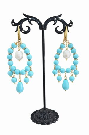 Orecchini realizzati artigianalmente con pasta di turchese e perla di fiume
lunghezza 7.5cm
peso 8.4gr Spedizione Gratuita