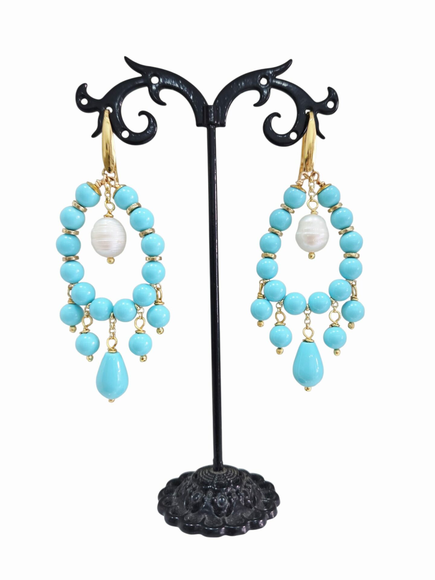 Orecchini realizzati artigianalmente con pasta di turchese e perla di fiume
lunghezza 7.5cm
peso 8.4gr Spedizione Gratuita