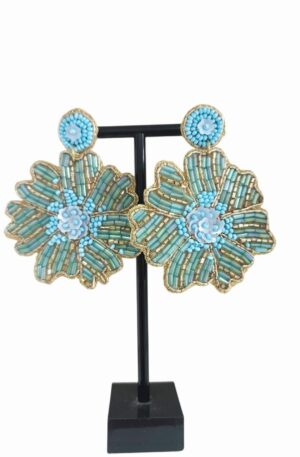 Orecchini realizzati con microperline,cannucce e tessuto, tonalità di turchese,super leggerilunghezza 6 cmpeso 6.1gr Spedizione Gratuita