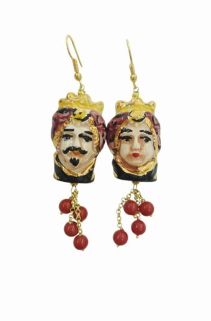 Orecchini  realizzati  con teste di moro in ceramica di Caltagirone e sfere in pasta di corallo.lunghezza 8.5cmpeso 10.7gr Spedizione Gratuita