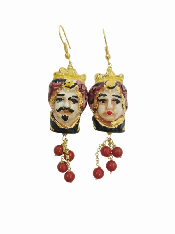 Orecchini  realizzati  con teste di moro in ceramica di Caltagirone e sfere in pasta di corallo.lunghezza 8.5cmpeso 10.7gr Spedizione Gratuita