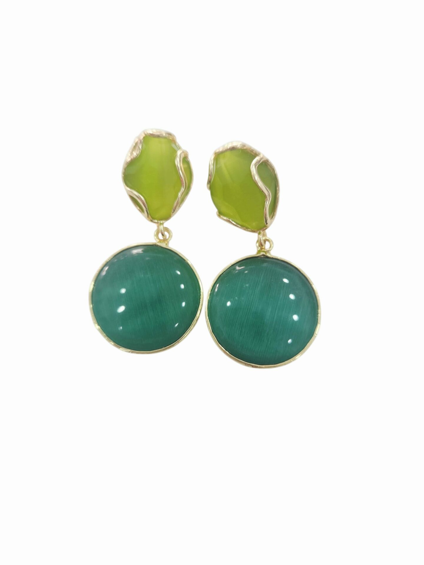 Orecchini  realizzati  con occhio di gatto su base in ottone nelle tonalità del verde.lunghezza 3.5cmpeso 6.2gr Spedizione Gratuita