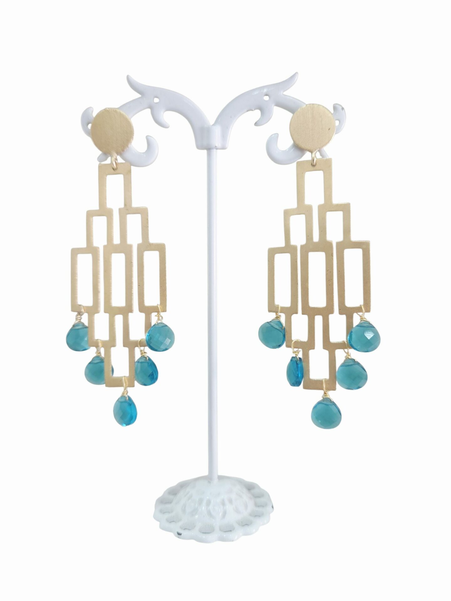 Orecchini  realizzati con ottone e gocce di quarzi.
lunghezza 8cm
peso 5.6gr Spedizione Gratuita