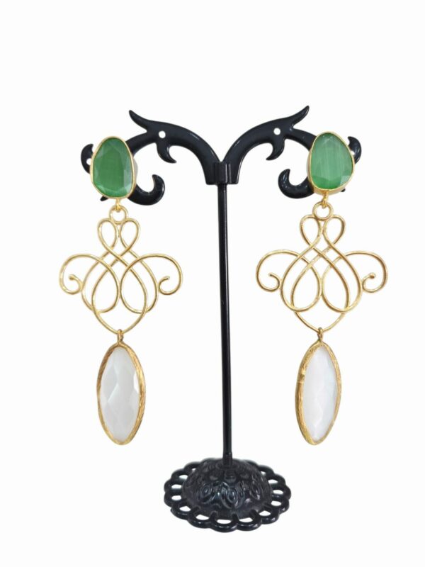 Orecchini  realizzati artigianalmente con ottone ed occhio di gatto verde e neutro.
peso 6.7 gr
lunghezza 7cm Spedizione Gratuita