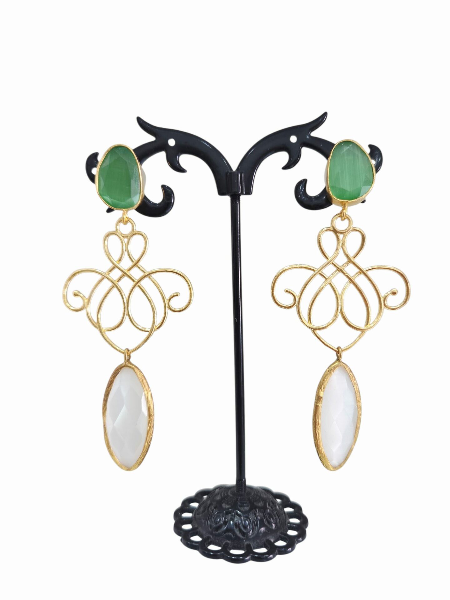 Orecchini  realizzati artigianalmente con ottone ed occhio di gatto verde e neutro.
peso 6.7 gr
lunghezza 7cm Spedizione Gratuita