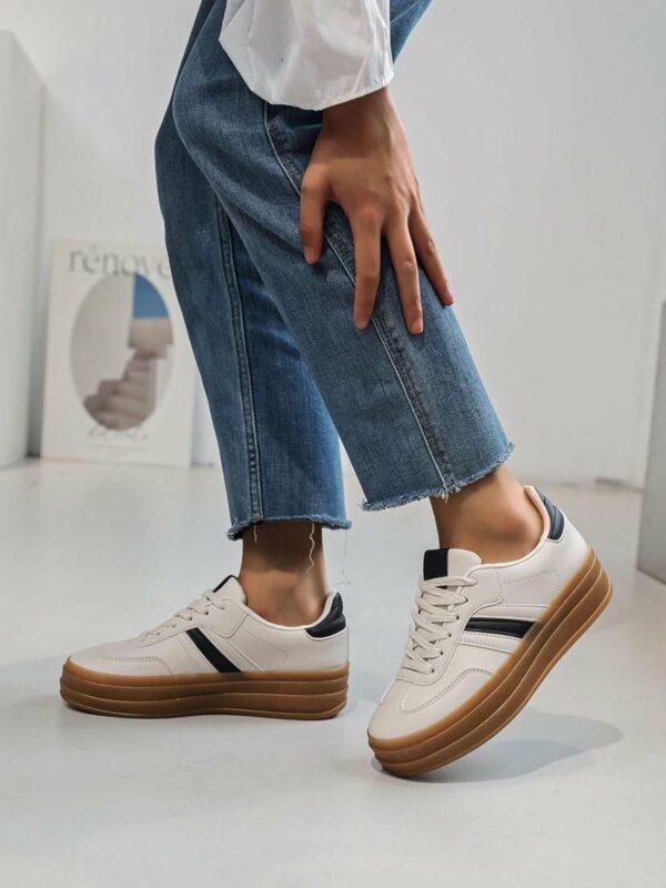 Sneakers in ecopelle beige e nere con doppio rialzo 4.5cm, suola antiscivolo. Spedizione Gratuita