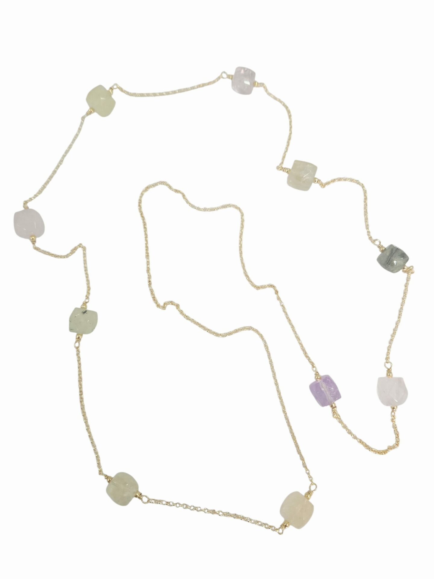 Collana lunga realizzati con cubetti di quarzi e catena anallergica dorata in acciaio.
Possibilità di fare doppio giro
lunghezza 94cm Spedizione Gratuita