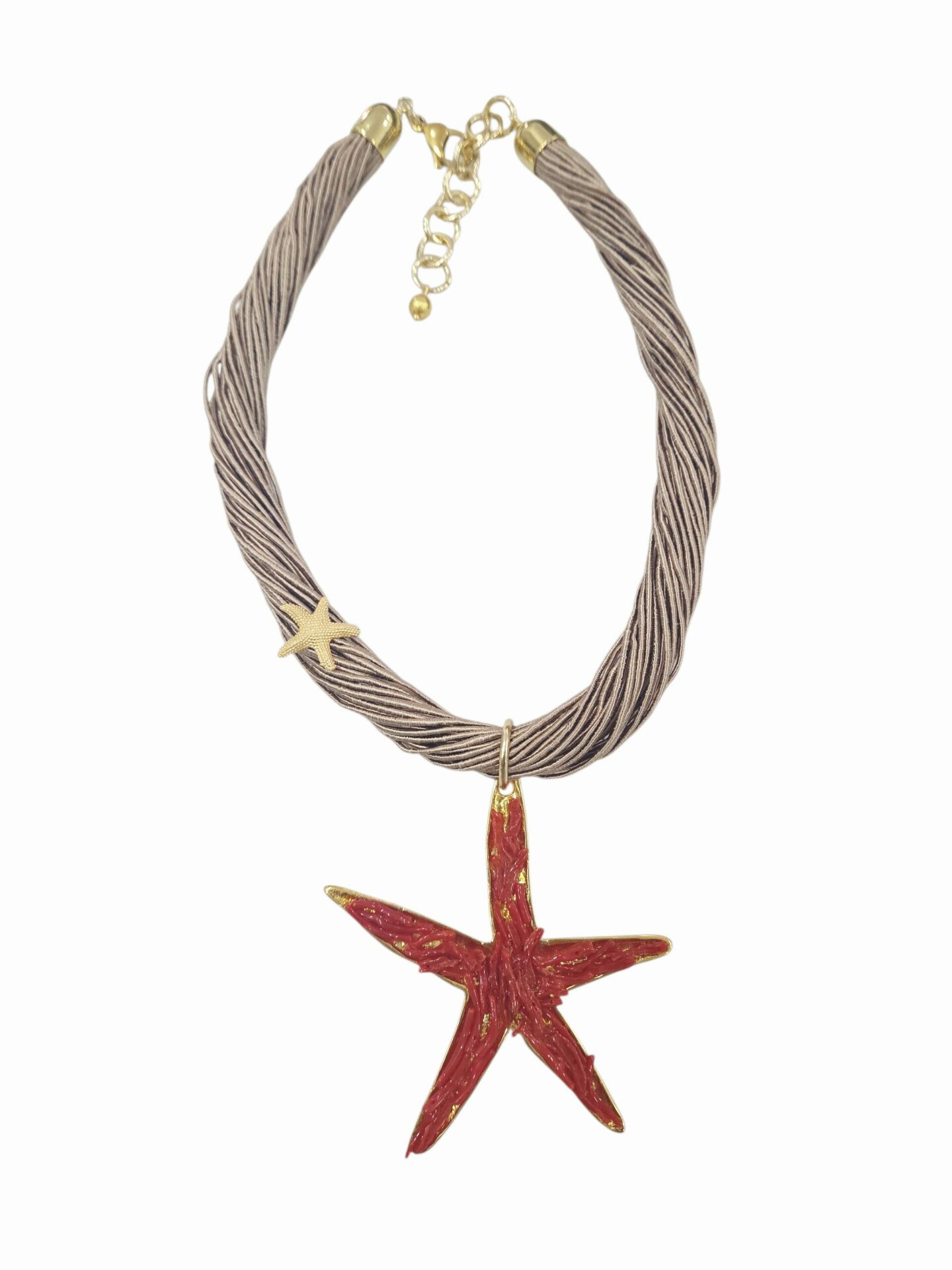 Collana girocollo realizzata con tessuto e stella innottone con corallo.
lunghezza 47cm
lunghezza stella 8cm Spedizione Gratuita