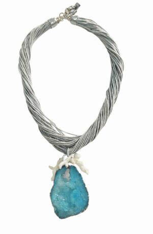 Collana girocollo realizzata con cordone grigio e ciondolo druzy con rami di corallo bianco.lunghezza regolabile 50cm Spedizione Gratuita