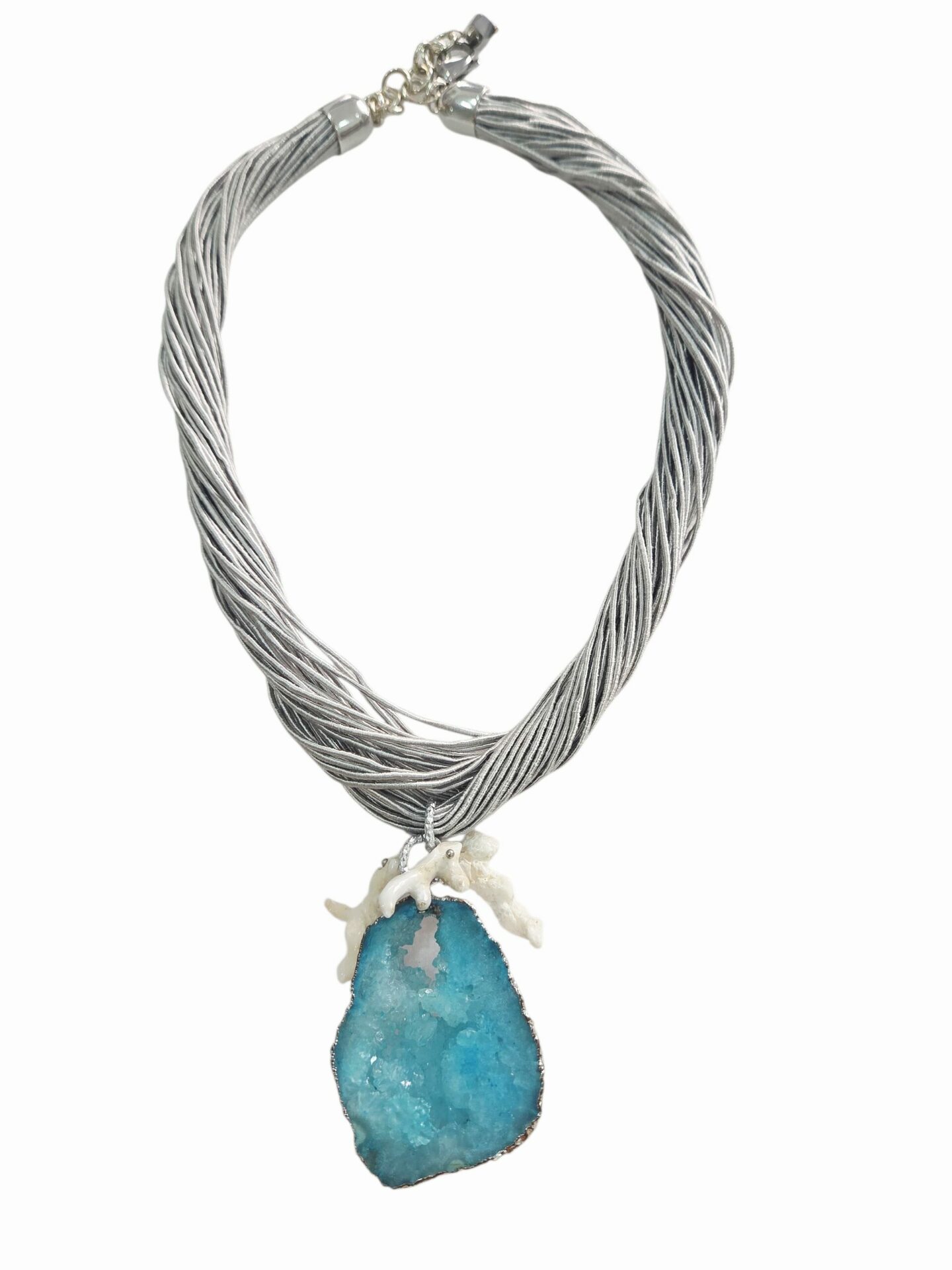 Collana girocollo realizzata con cordone grigio e ciondolo druzy con rami di corallo bianco.lunghezza regolabile 50cm Spedizione Gratuita